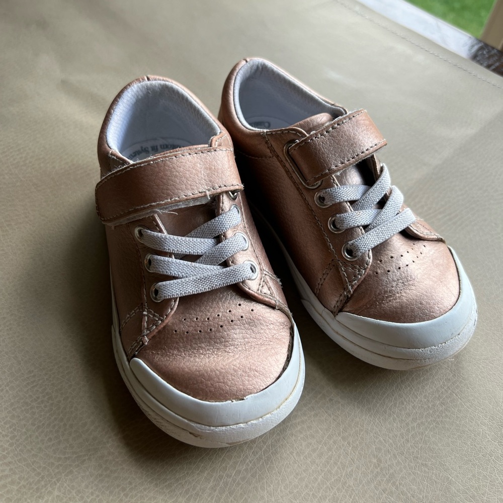 Footmates size 7 toddler shoes in GUC (note some sole discoloration).
